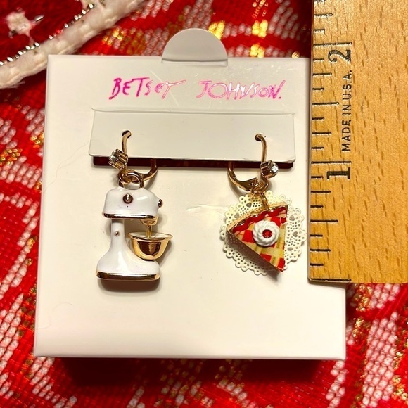 Brand New Betsey Johnson Mismatched Pie Slice & Mixer Baker Drop Earrings - Picture 9 of 12